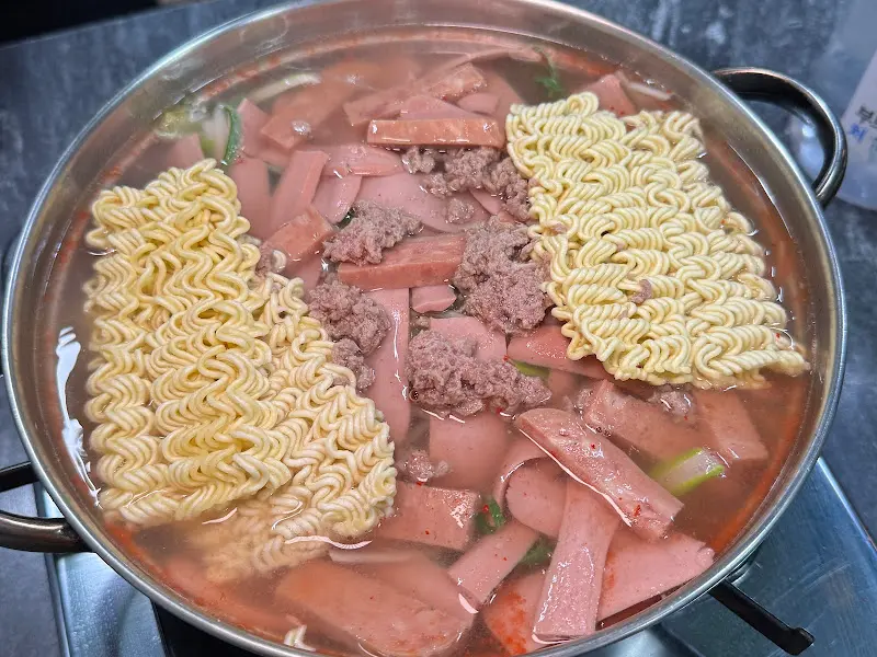 라면 사리가 듬뿍 들어간 부대찌개