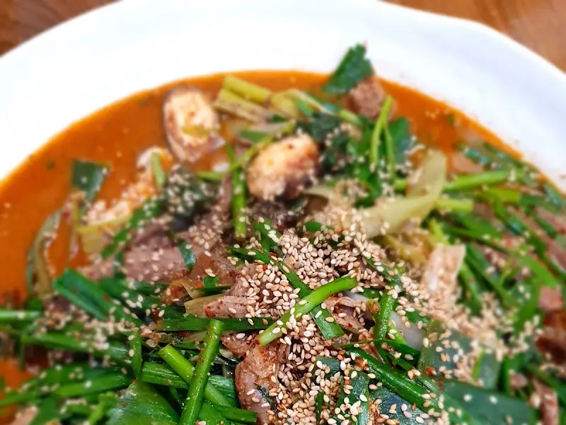 고소한 참깨가 듬뿍 뿌려진 염소 무침