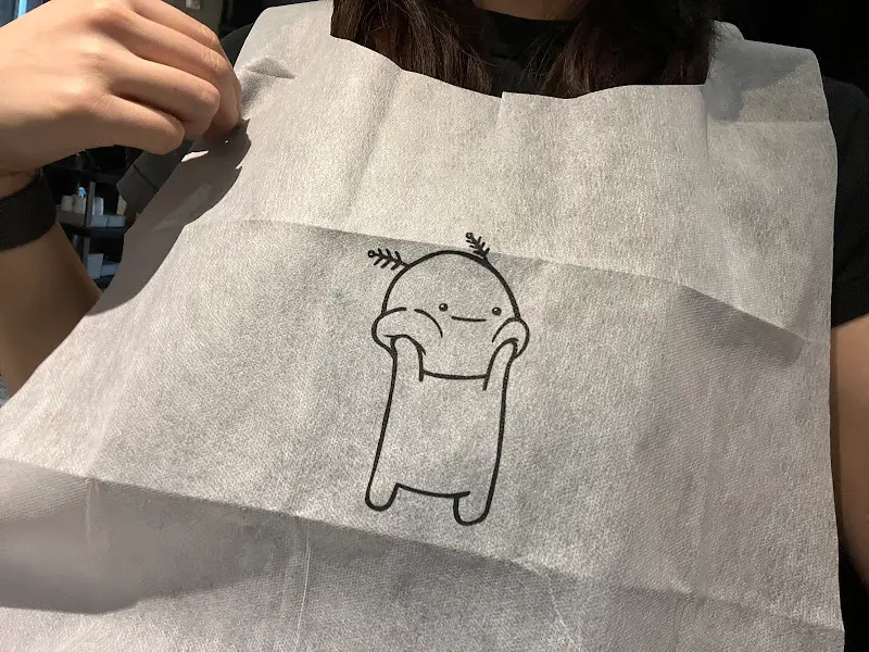 귀여운 그림이 그려진 아기용 턱받이