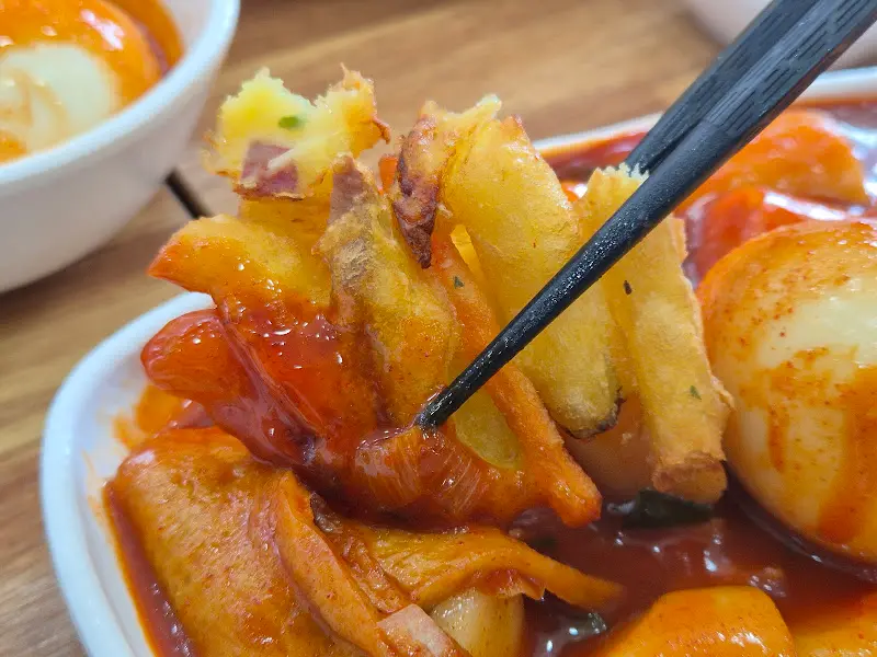 떡볶이, 튀김, 계란의 조화