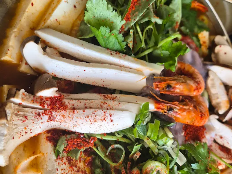 싱싱한 해산물과 큼지막한 두부가 어우러진 모습