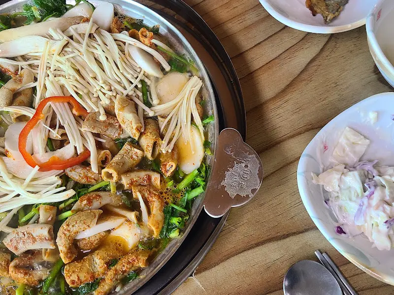 밑반찬과 함께 차려진 곱창전골