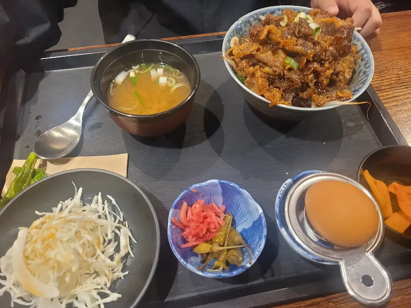 우삼겹 덮밥 한상차림