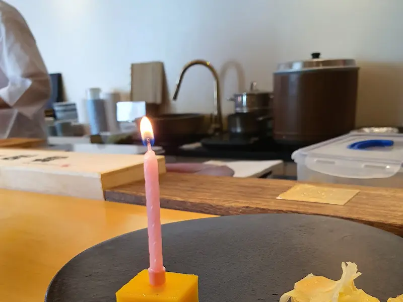 깜찍한 촛불이 켜진 계란 카스테라