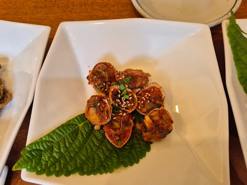 참깨가 솔솔 뿌려진 정갈한 반찬