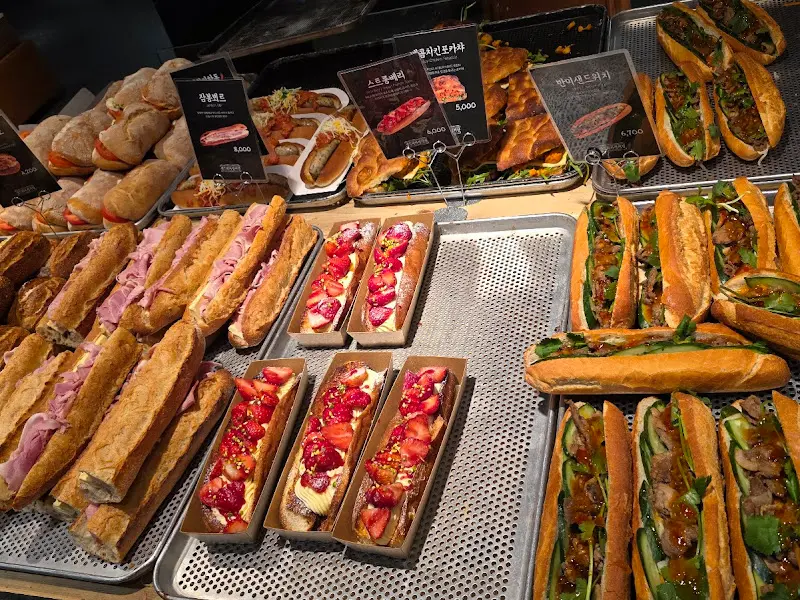 성심당 샌드위치 정거장의 샌드위치 진열대