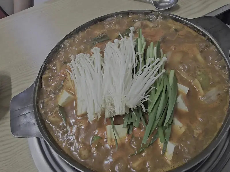끓고 있는 찌개의 전체적인 모습