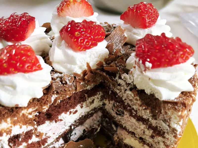 잘린 단면이 보이는 초코 딸기 케이크