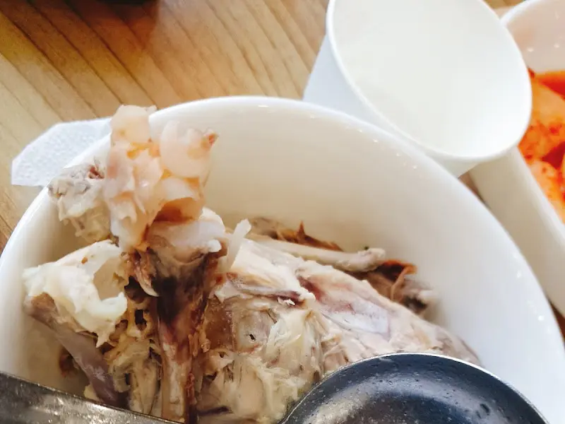청송약수삼계탕 닭 해체
