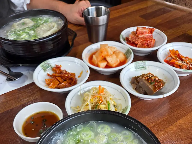 곰탕과 밑반찬 한 상 차림