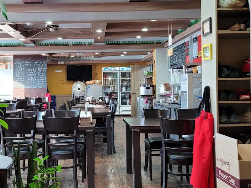 넓고 쾌적한 홀 내부