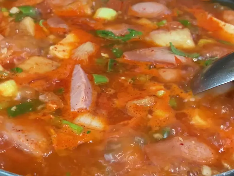 맛있게 끓고 있는 부대볶음의 클로즈업