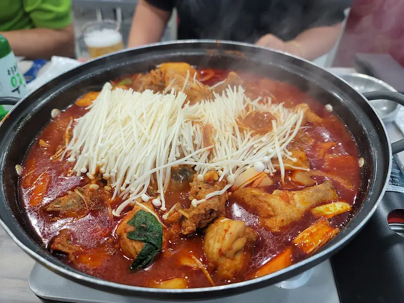 닭볶음탕이 담긴 냄비