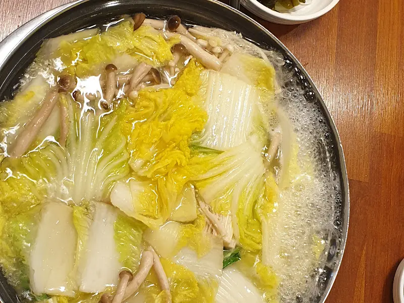 샤브샤브 육수에 채소와 버섯을 넣은 모습
