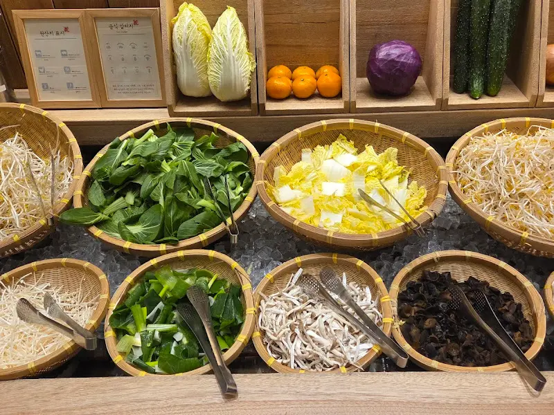 샐러드바 채소 코너