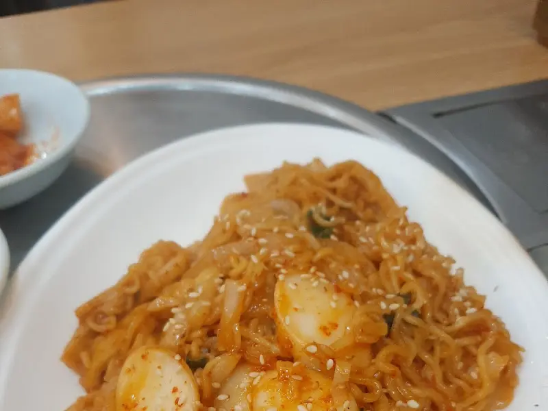 라볶이 클로즈업 사진. 깨가 뿌려져 있다.