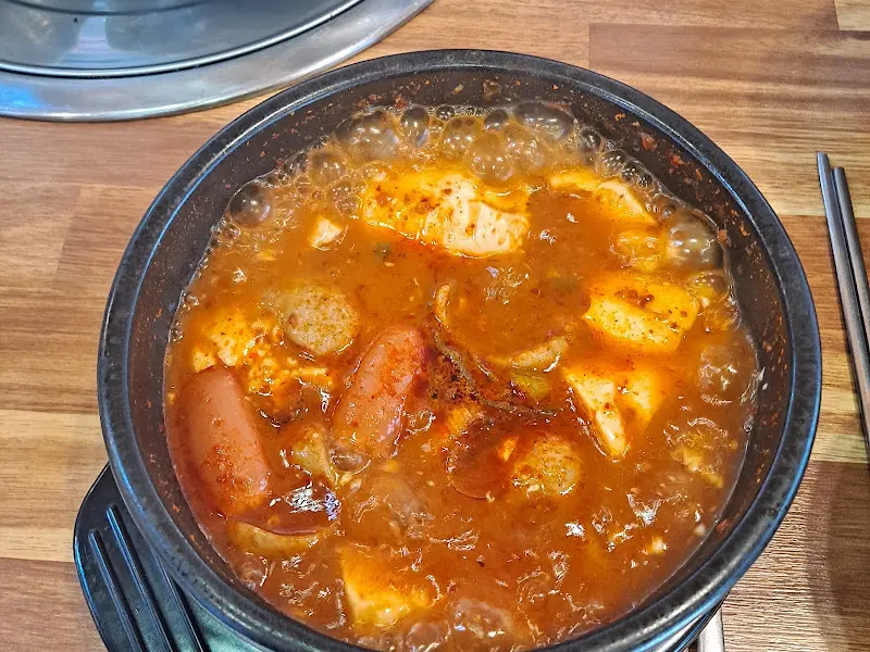 보글보글 끓는 순두부 찌개의 생생한 모습