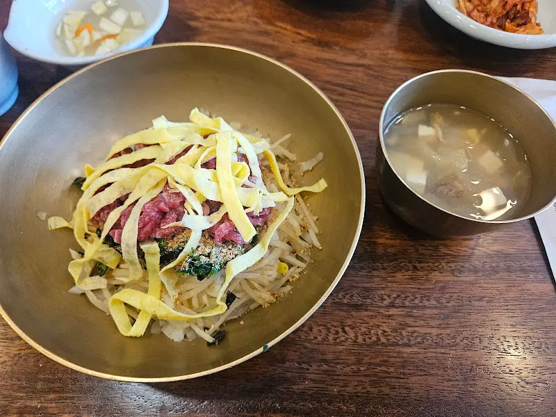 놋그릇에 담겨 나온 육회비빔밥