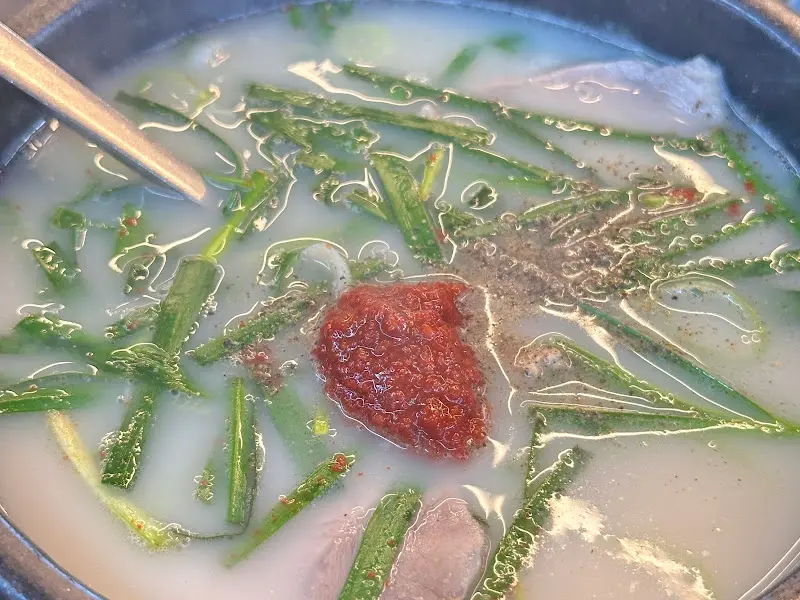 뽀얀 국물에 다진 양념이 올라간 돼지국밥