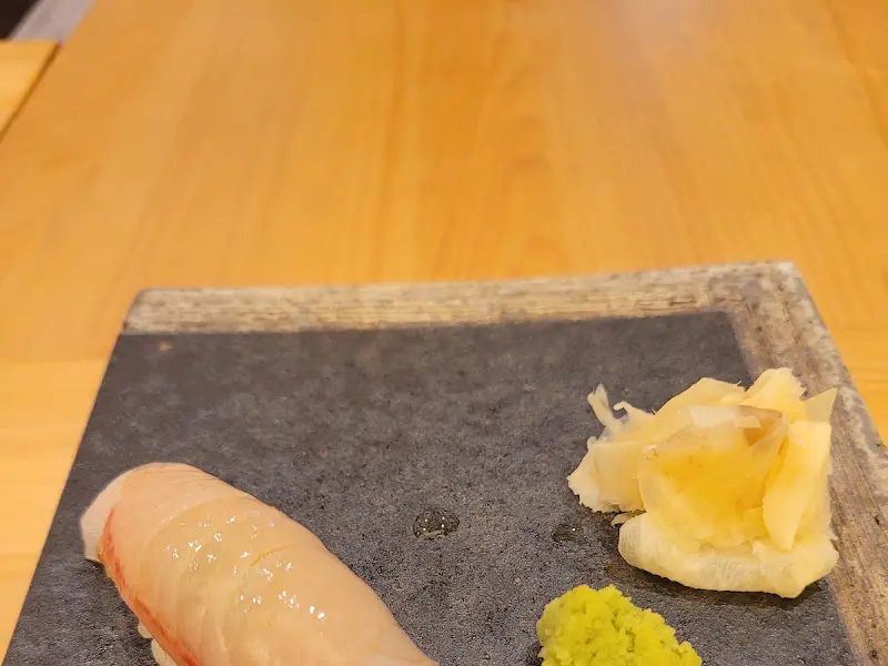 신선한 흰다리 새우 초밥