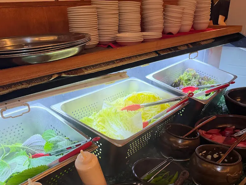 신선한 쌈 채소가 가득한 셀프바