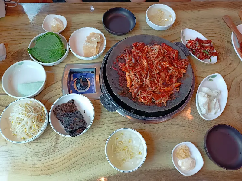 다채로운 밑반찬과 쭈꾸미 볶음 한 상 차림