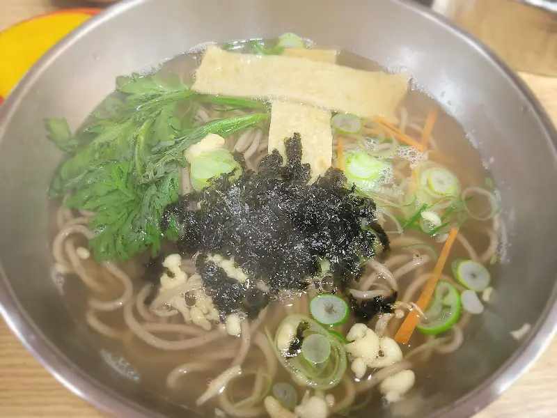 쑥갓, 김가루, 파, 당근 고명이 올라간 온모밀