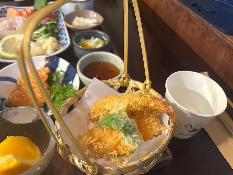 앙증맞은 바구니에 담겨 나오는 튀김