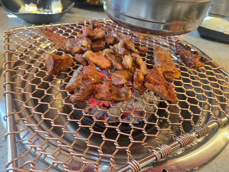 숯불에 구워진 돼지갈비의 모습