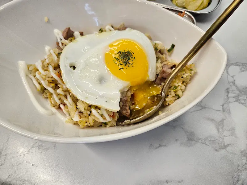 볶음밥 위에 올려진 반숙 계란