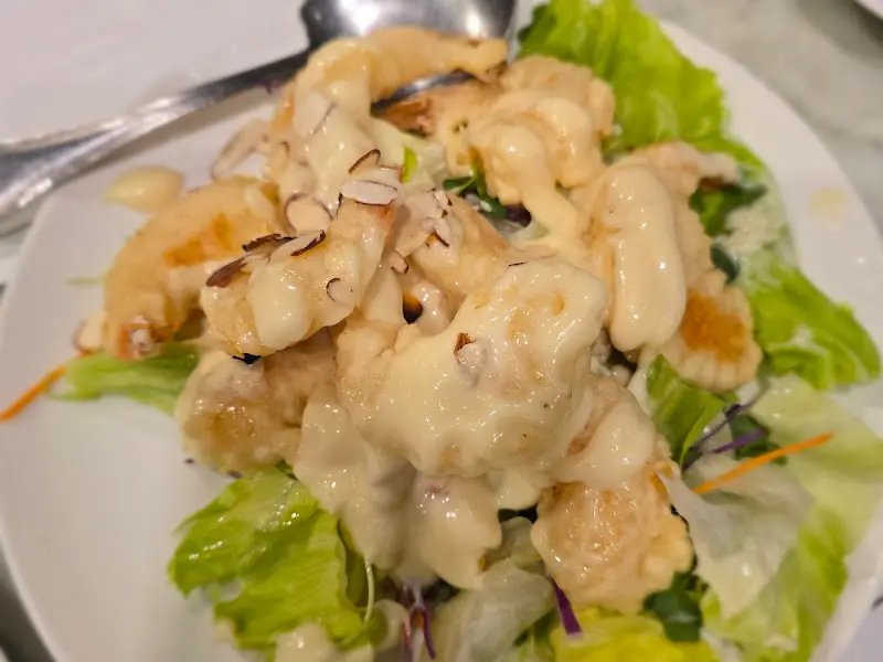 마요네즈 소스가 듬뿍 뿌려진 새우 요리