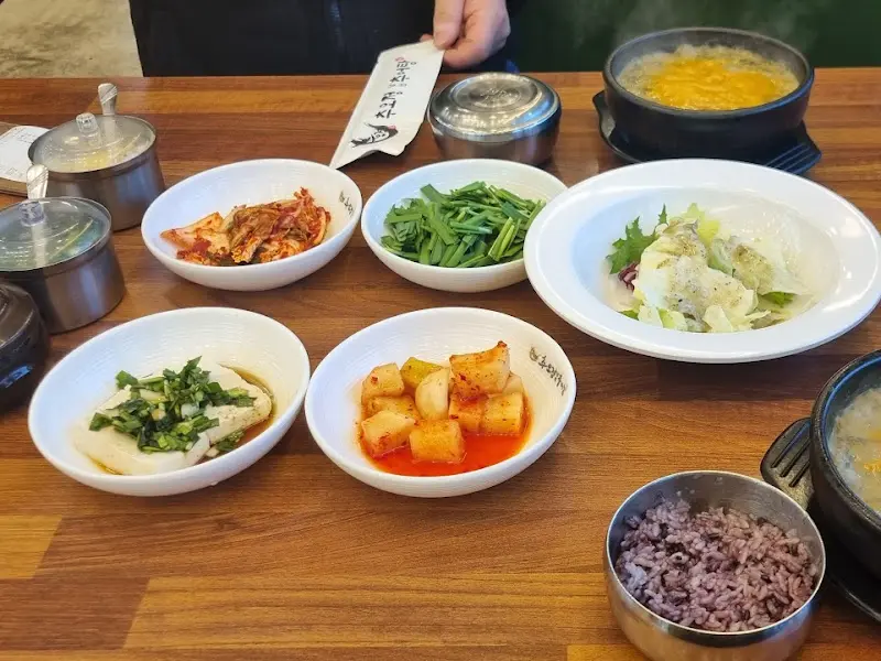 정갈하게 차려진 밑반찬