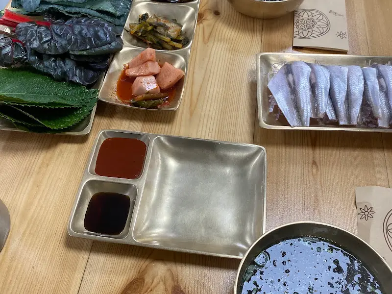 놋그릇에 담긴 한 상 차림