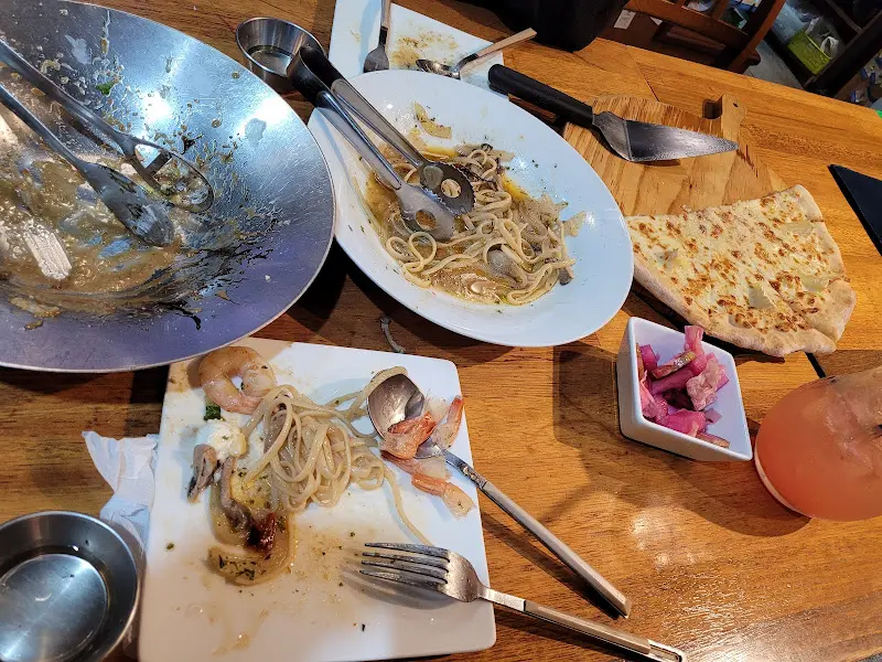 다채로운 메뉴가 가득한 식탁