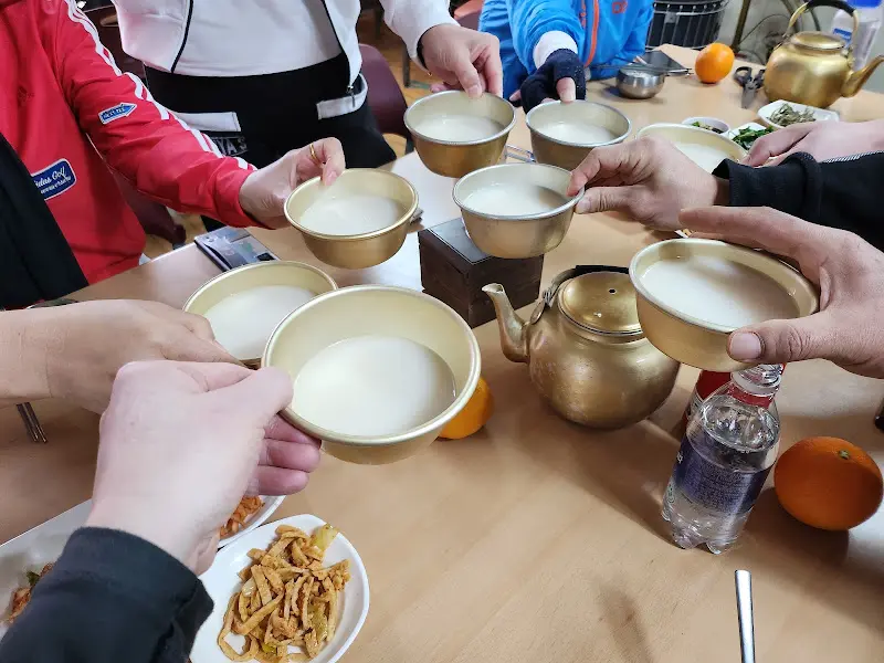 막걸리 잔을 부딪히는 사람들