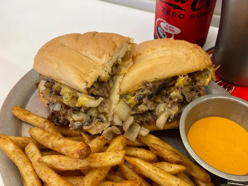 반으로 잘린 필리 치즈 스테이크 샌드위치 단면