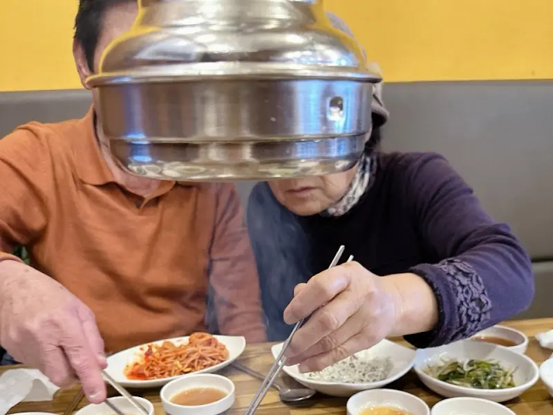 등대갈비에서 식사 중인 부모님