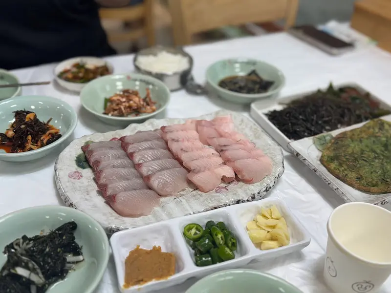 삼치회와 곁들임 재료들