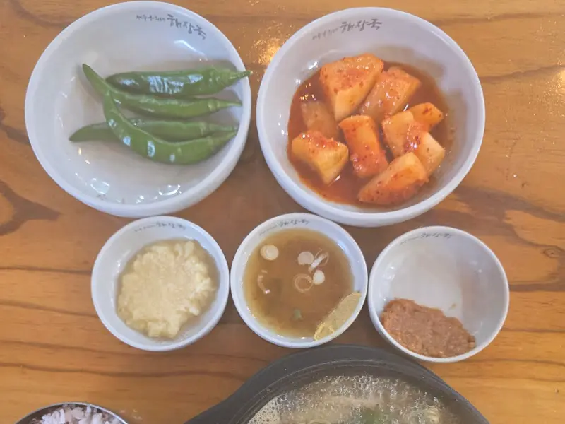 해장국과 함께 제공되는 밑반찬