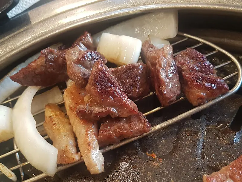 노릇하게 구워진 삼겹살