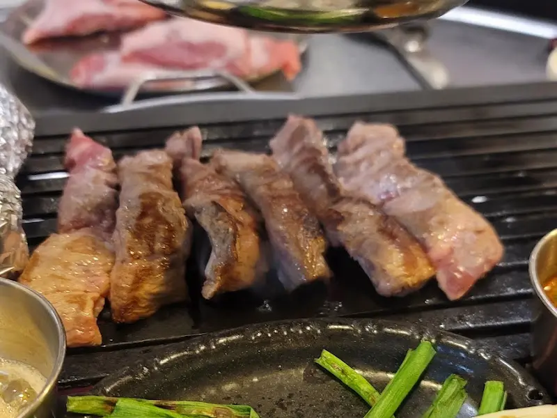 숯불 위에서 구워지고 있는 돼지 특수부위