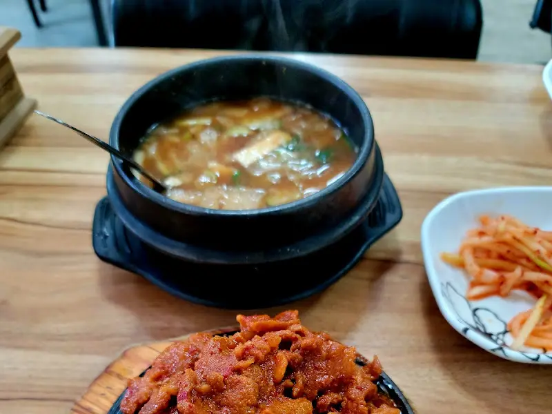 제육볶음, 쌈장, 된장찌개