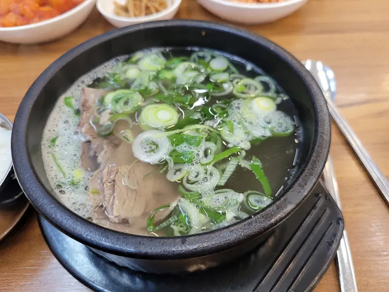 파가 듬뿍 올려진 양지곰탕