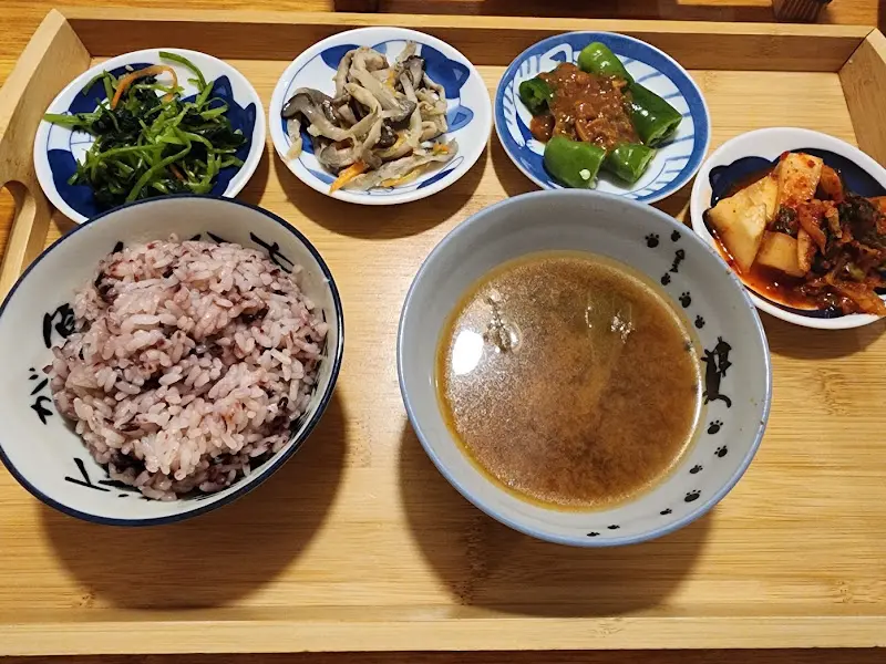 다양한 반찬과 흑미밥, 국이 함께 나오는 정식