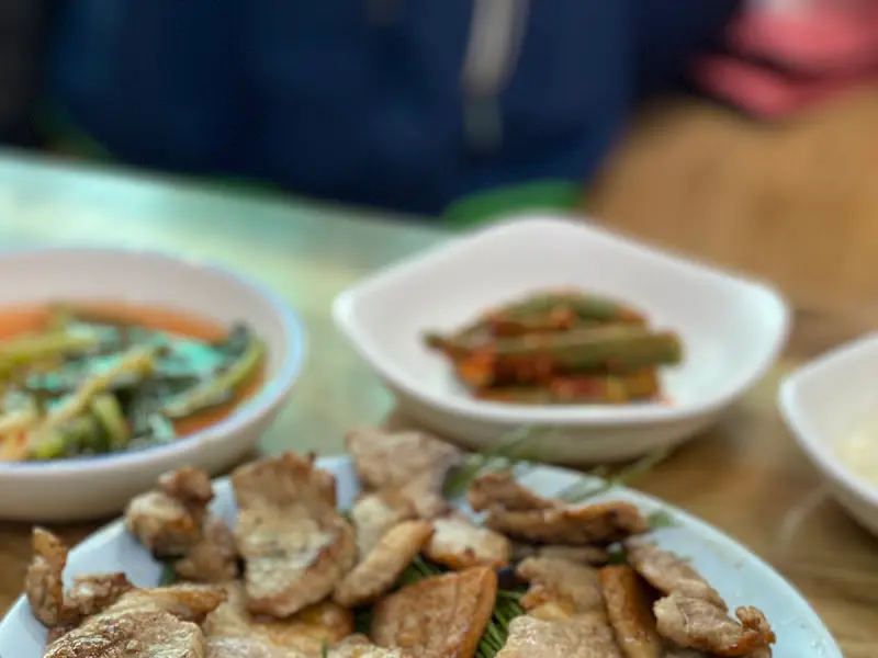 숯불구이와 밑반찬