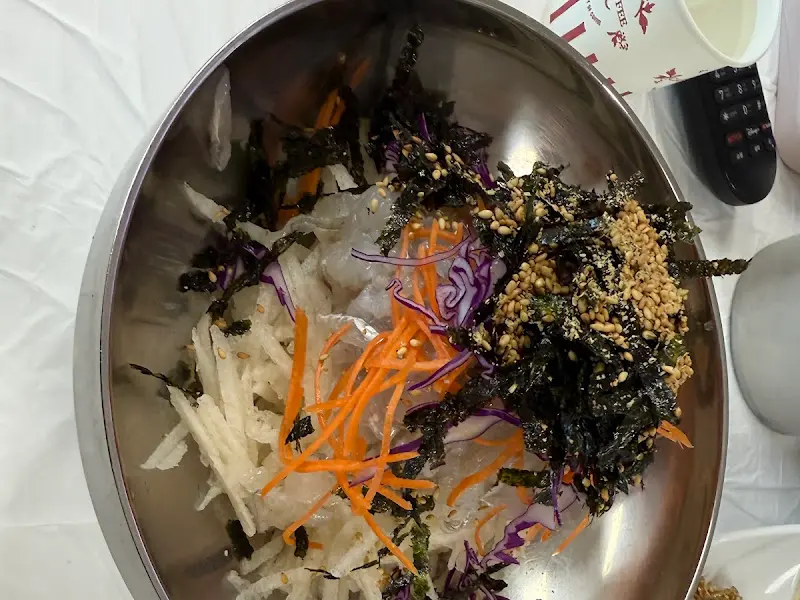 물회에 밥을 비벼 먹는 모습