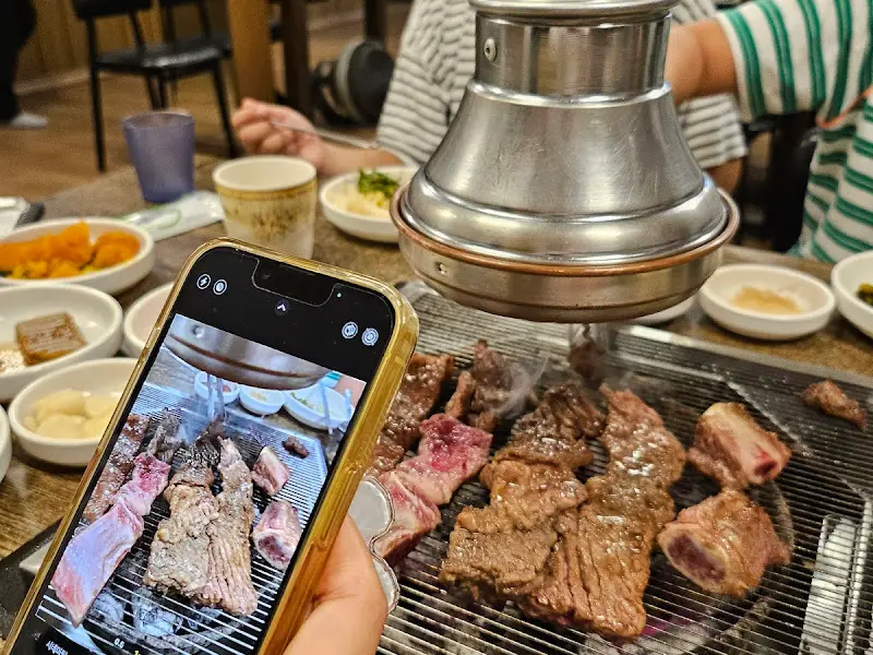 숯불 위에서 익어가는 소양념갈비