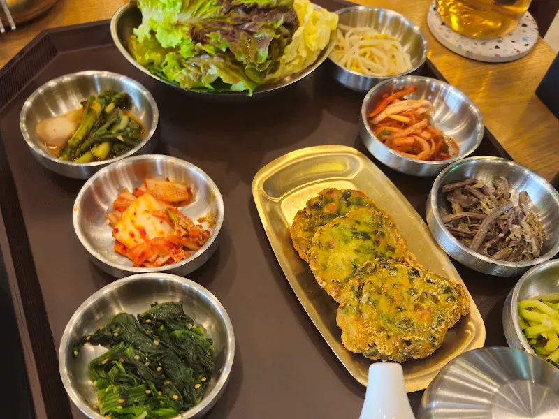 푸짐하게 차려진 제육볶음 한 상