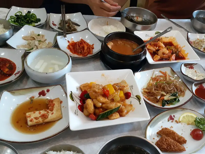 한 상 가득 차려진 반찬들