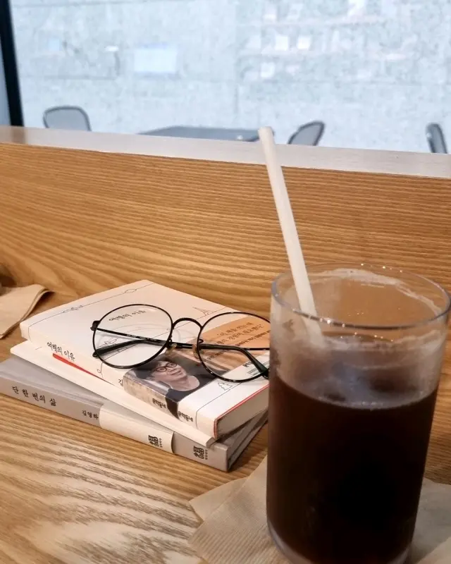 카페꼼마에서 책 읽는 모습